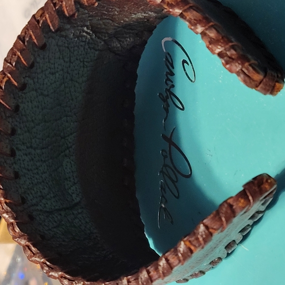 STUNNING LEATHER CUFF BRACELET - Picture 3 of 4